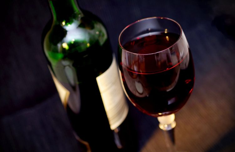 Bere vino fa ingrassare? Quante calorie contiene il vino?