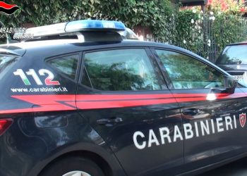 Entra in casa di estranei, scambiato per ladro: 3 feriti