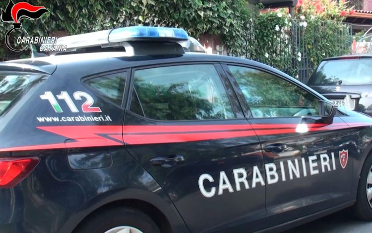 Entra in casa di estranei, scambiato per ladro: 3 feriti