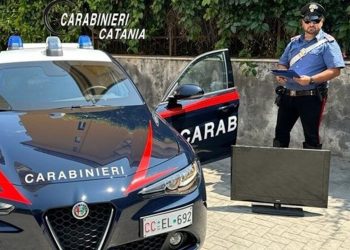 Ruba televisore da negozio e fugge in monopattino: arrestato