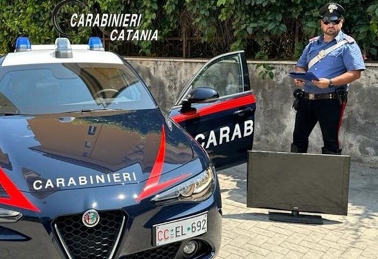 Ruba televisore da negozio e fugge in monopattino: arrestato