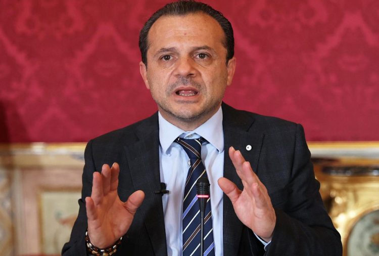 Cateno De Luca ricoverato dopo malore, rinviati impegni elettorali