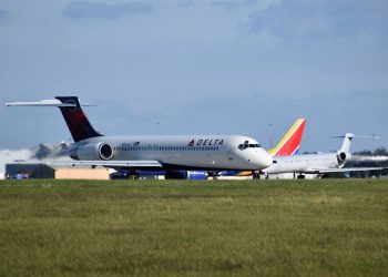 Un addetto alla pista dell'aeroporto di San Antonio è morto dopo essere stato risucchiato dal motore di un aereo della Delta