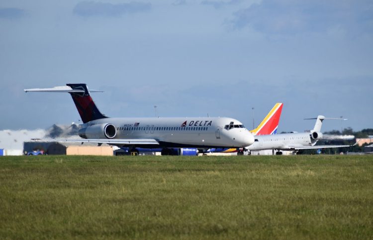 Un addetto alla pista dell'aeroporto di San Antonio è morto dopo essere stato risucchiato dal motore di un aereo della Delta