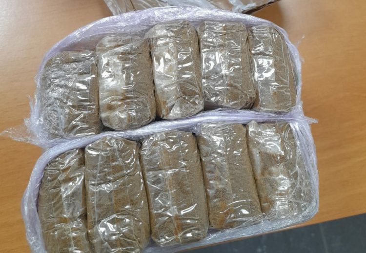Scicli, 1 kg di hashish in casa: 31enne arrestato a Cava D'Aliga