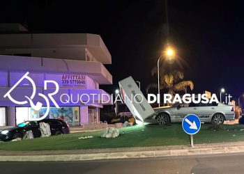 Incidente a Ragusa, auto finisce su una rotatoria