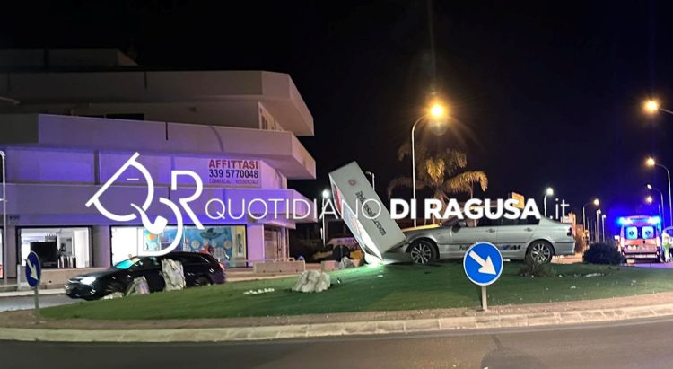 Incidente a Ragusa, auto finisce su una rotatoria