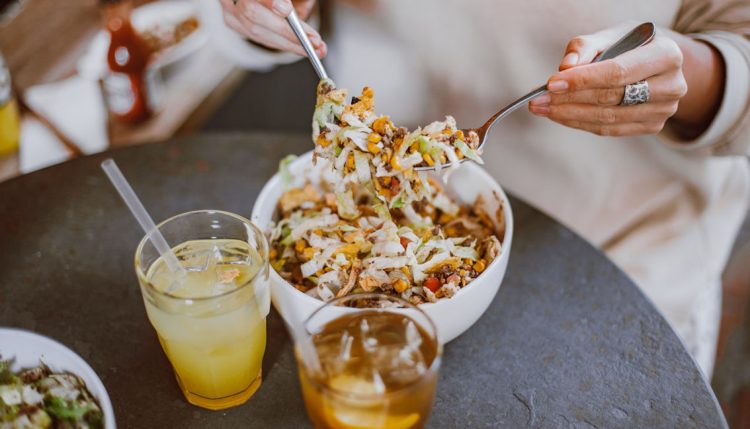 Insalata con pollo: ricetta veloce