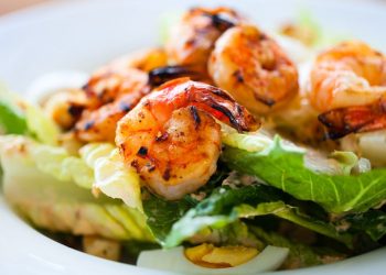 Insalatona con gamberetti: ricetta estiva