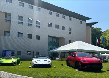 Lamborghini festeggia il 2 giugno negli States con tre supercar tricolore davanti alle sedi delle istituzioni italiane