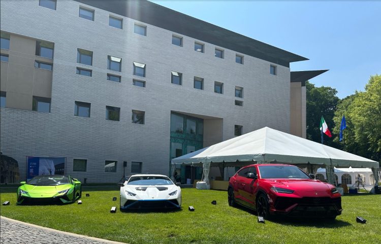 Lamborghini festeggia il 2 giugno negli States con tre supercar tricolore davanti alle sedi delle istituzioni italiane