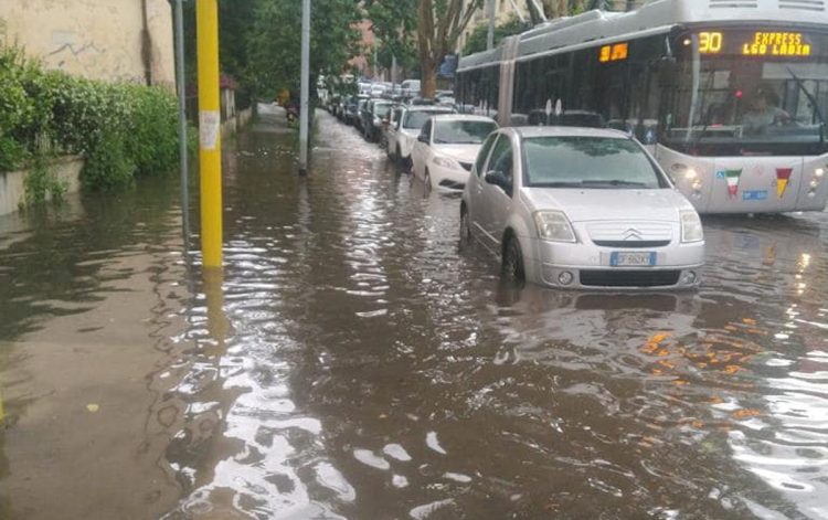 Maltempo a Roma: chiuse le banchine del Tevere