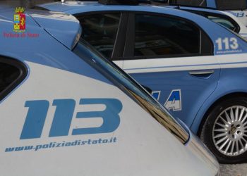 Tenta di colpire a colpi d'ascia la moglie con bimba in braccio