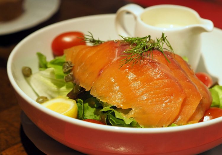 Mangiare il salmone fa ingrassare? Fa bene alla salute?