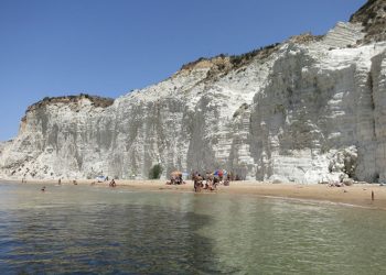 Malore alla spiaggia dei Turchi: morta turista romana di 41 anni