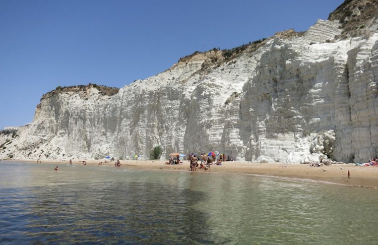 Malore alla spiaggia dei Turchi: morta turista romana di 41 anni