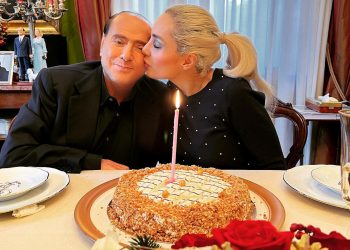Berlusconi, attesa per testamento: voci di un regalino alla compagna Fascina, 100 milioni e due ville