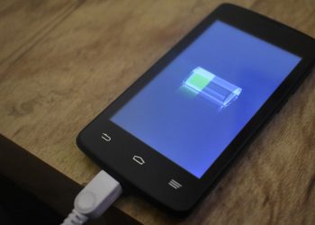 Il pericolo sconosciuto che si cela nella notte: perché non dovresti mai caricare il tuo smartphone mentre dormi