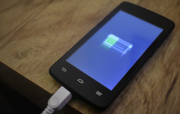 Il pericolo sconosciuto che si cela nella notte: perché non dovresti mai caricare il tuo smartphone mentre dormi