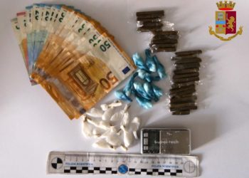Vittoria, sorvegliato beccato a spacciare: 23 involucri di cocaina