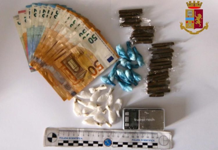 Vittoria, sorvegliato beccato a spacciare: 23 involucri di cocaina