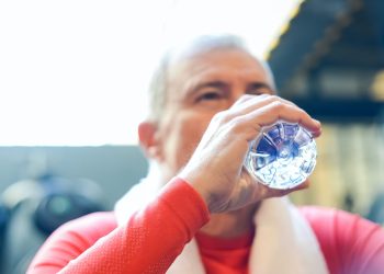 Perché gli uomini dovrebbero bere più acqua? Scoprilo qui!