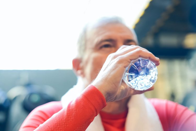 Perché gli uomini dovrebbero bere più acqua? Scoprilo qui!