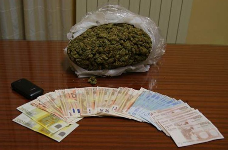 Vittoria, marijuana e 3 mila euro in contanti in casa: arrestato