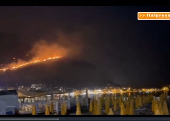 Notte di incendi a Palermo, case minacciate dai roghi e chiuso l’aeroporto