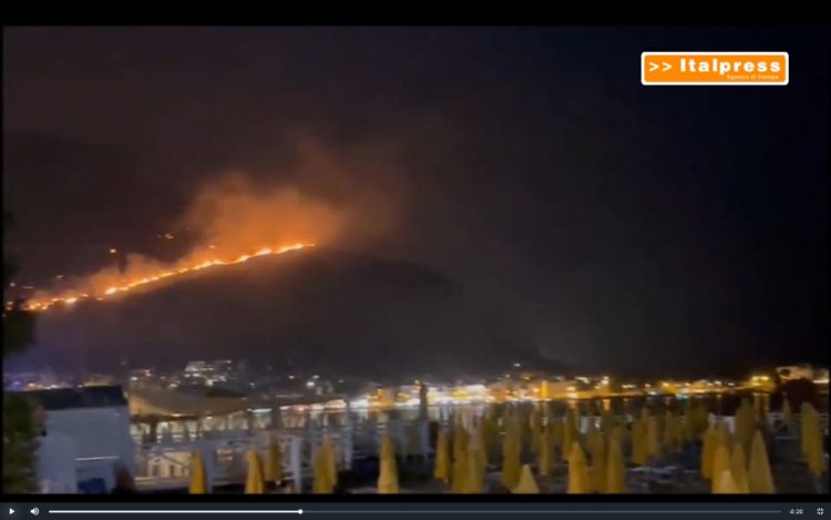 Notte di incendi a Palermo, case minacciate dai roghi e chiuso l’aeroporto