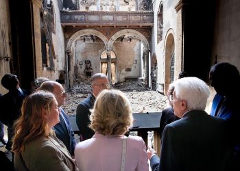 Mattarella visita chiesa di Palermo danneggiata dalle fiamme