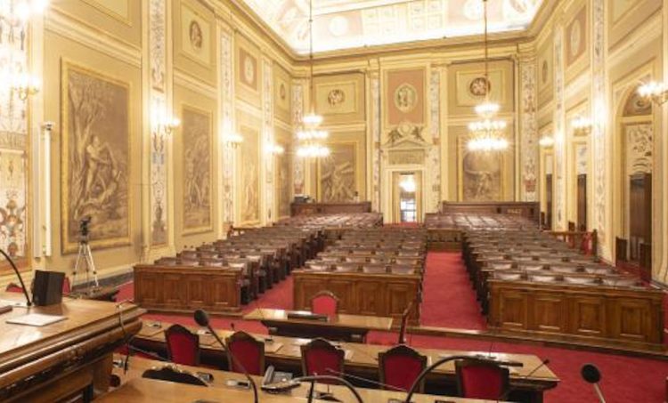 Droga: dibattito all'Ars, limitare assegnazione uso auto blu