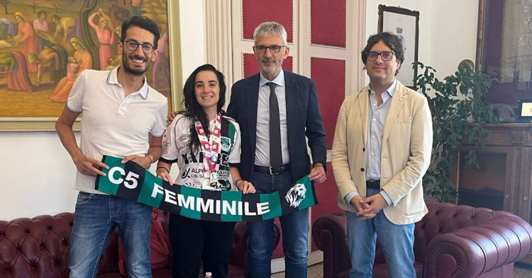 La calciatrice ragusana Chiara Pernazza al Comune di Ragusa