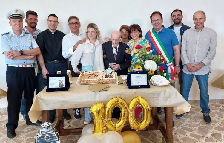 Gangi, festeggiati i 100 anni di Santo: uno degli ultimi (g)iacatari (selcini)