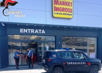 Ispica, rumeno violento davanti ai supermercati: arrestato