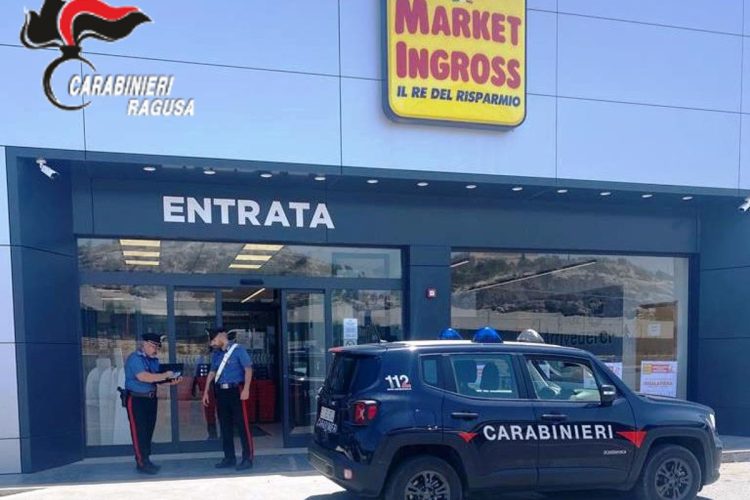 Ispica, rumeno violento davanti ai supermercati: arrestato