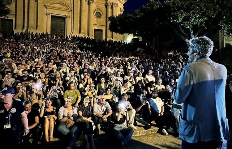 Mario Giordano, Stefania Andreoli e Pif: tris vincente a Modica