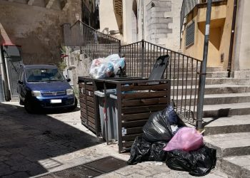Rifiuti traboccanti dai contenitori in piazza a Ragusa Ibla