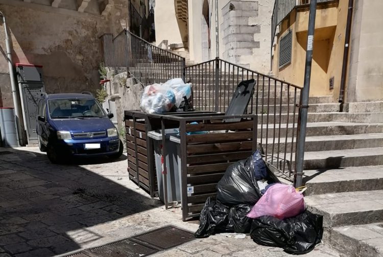 Rifiuti traboccanti dai contenitori in piazza a Ragusa Ibla