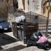 Rifiuti traboccanti dai contenitori in piazza a Ragusa Ibla