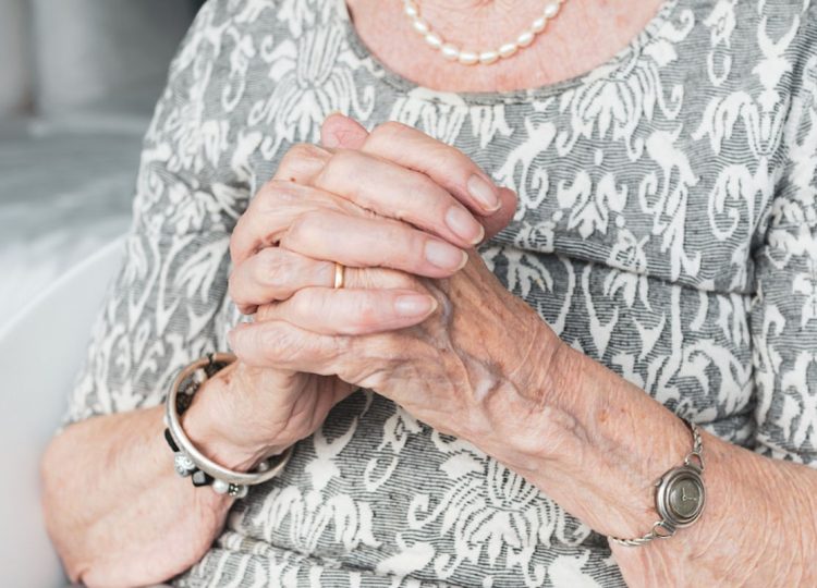 Violenta una donna di 78 anni: arrestato un 26enne