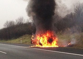Il caldo brucia tutto in Sicilia: auto a fuoco sulla Modica-Pozzallo
