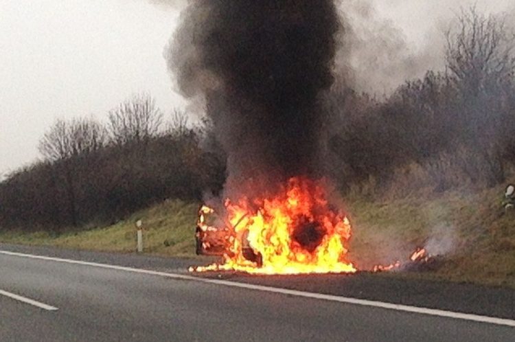 Il caldo brucia tutto in Sicilia: auto a fuoco sulla Modica-Pozzallo