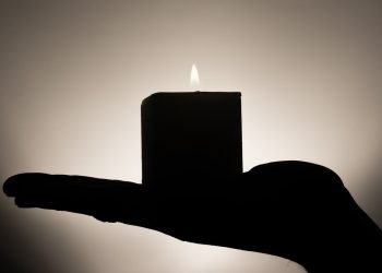 Ai domiciliari perseguita l'ex: lei si toglie la vita