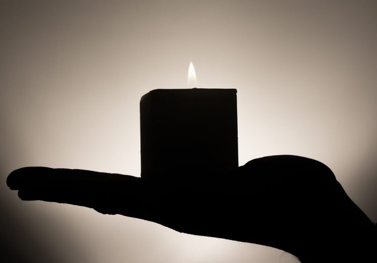 Ai domiciliari perseguita l'ex: lei si toglie la vita