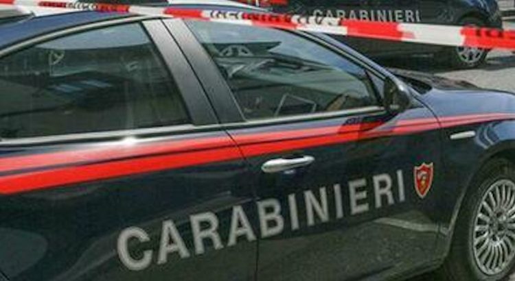L'unico indizio è una collanina d'argento al collo. Una collanina sottile, semplice, senza ciondoli o lavorazioni particolari. E forse è anche da questo elemento, seppur scarno, che si cercherà di risalire all'identità dei resti trovati alla periferia di Roma, in un canale di scolo in via Ettore Fieramosca a Casalbertone. Uno scheletro affiorato durante dei lavori stradali, sepolto tra la vegetazione incolta di una zona appartata di un parco periferico. Un'area poco frequentata, nascosta e spesso ritrovo e giaciglio di senzatetto: forse anche questo non ha permesso che i resti fossero subito scoperti. A trovare lo scheletro sono stati degli operai che hanno allertato i Carabinieri. Attorno ai resti brandelli di stoffa sbiadita, un tempo si suppone capi di vestiario, e una parte della cinghia di uno zaino. Dall'esame delle dimensioni e della conformazione del cranio si arrivati a circoscrivere l'età con approssimazione e il sesso: si tratterebbe di una donna di circa 30 anni. A cercare di dipanare la matassa del giallo i carabinieri che stanno ora incrociando i profili fisici e anagrafici desunti dallo scheletro con quelli contenuti nella banca dati delle persone scomparse circa un anno fa: dai primi rilievi sui resti infatti sembra che lo scheletro stesse lì da almeno un anno-un anno e mezzo. Per questo si scandagliano tutte le denunce di scomparsa avvenute in quel periodo.
