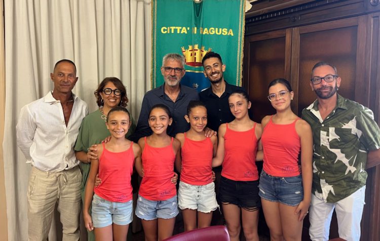 Le allieve del Centro Studi Danza Mila Plavsic di Ragusa ricevuti dal sindaco