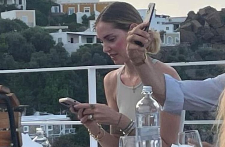 Chiara Ferragni in vacanza in Sicilia: aperitivo a Panarea