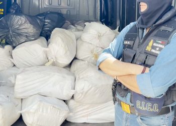 Gdf Catania: maxi sequestro di 2 tonnellate di cocaina