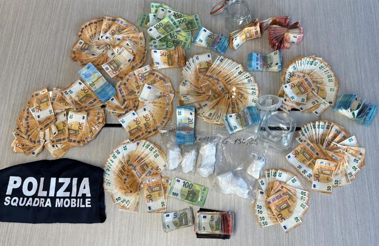 Nascondeva 75 mila euro e mezzo chilo di cocaina: arrestato